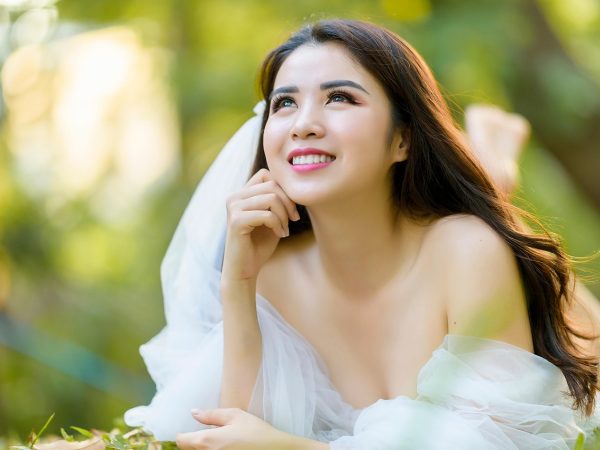玩美玩媚编辑部的工作台，桌面上摊开妆容风格分类手稿与色卡，午后自然光斜照进来，氛围安静专注