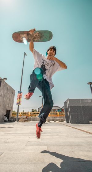 玩美玩媚 步骤拆解界面，竖向时间轴依次列出底妆、眼影、腮红的操作要点，每一步配有局部特写小图与简短文字说明